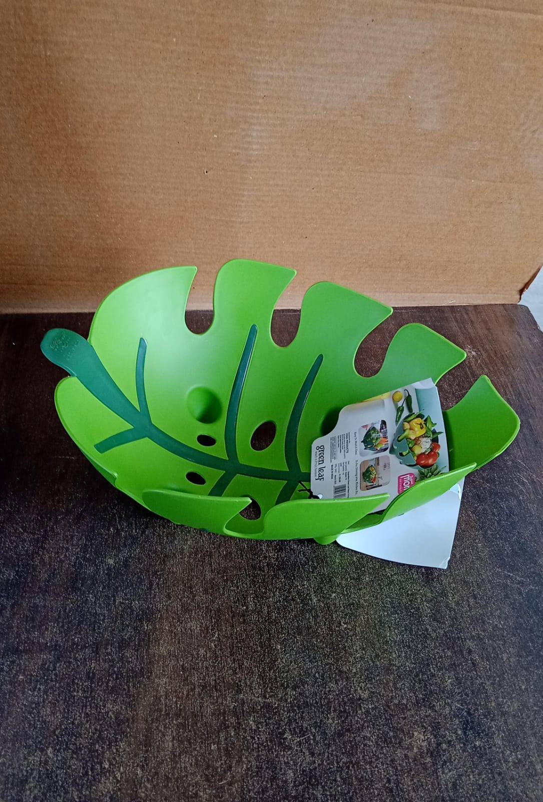 Supermom Leaf-Shaped Plastic Fruit Basket (1 Pc)